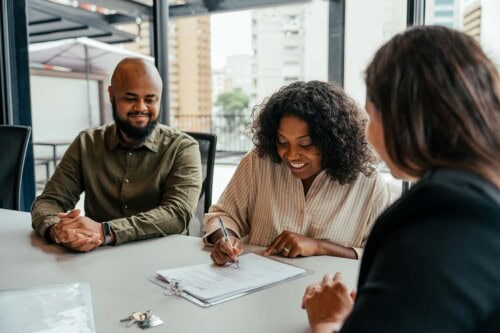 couple signs contract during real estate closing